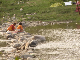 i8839w_washing-on-the-ramganga_closeup