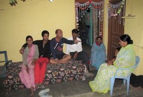 i9233w_jm-gesturing_vimla-bhuvan-guddu-mrsRam-mrsAnant