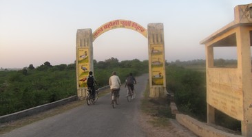 i5822b_prabhat-karansingh-suhail_lakh-bahosi-entrance_1755