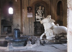 i6447b_nandi-shivling-inside-temple_crp